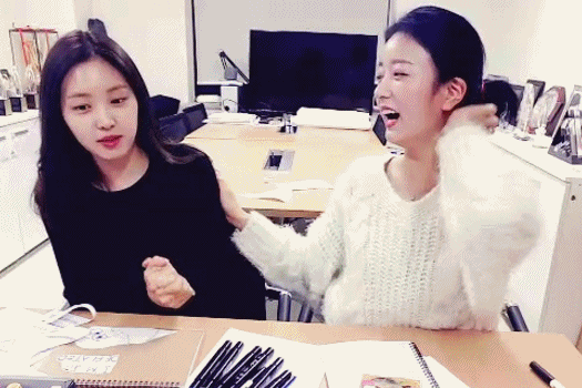 에이핑크) 동생한테 영상 편지하라니까 질색하는 손나은 ㅋㅋㅋ | 인스티즈