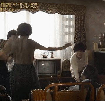 [응답하라1988] 택이 아빠 아까 제가 뭐 사라 캤습니까. 돈 생기면 제가 뭐 사라 캤지요.swf | 인스티즈