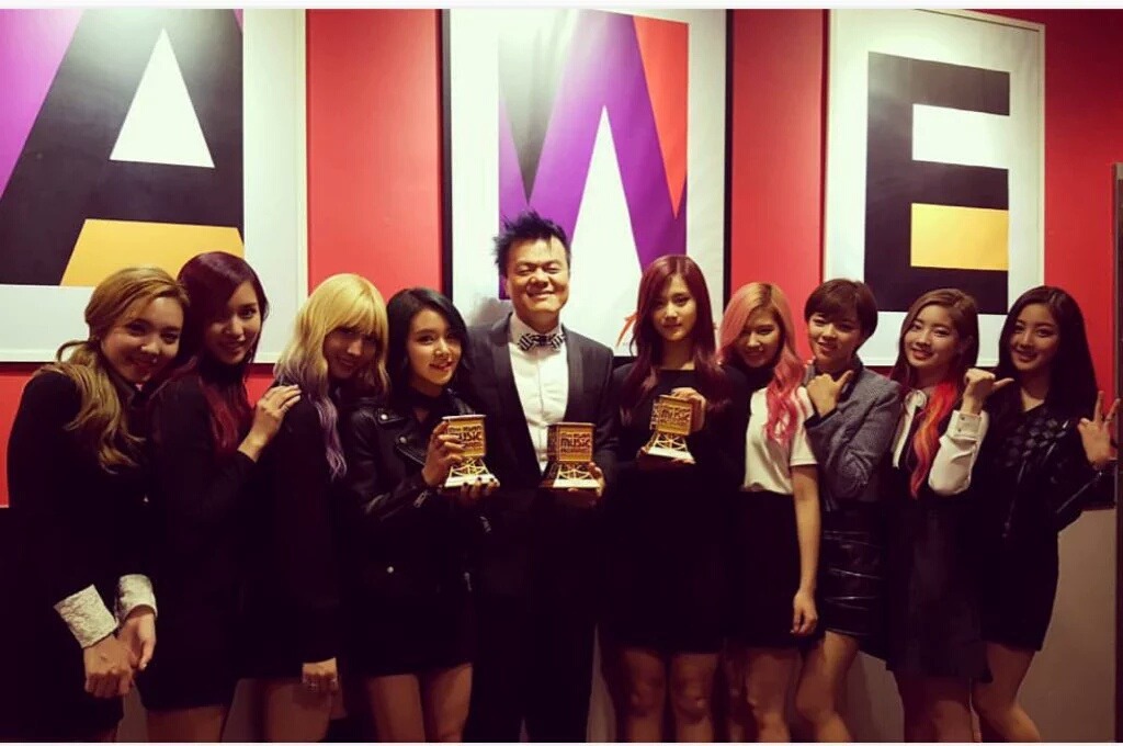 오늘자 mama 트와이스 신인상 받는 모습 | 인스티즈