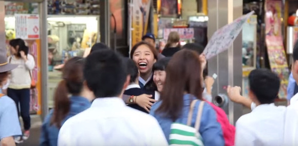 저는 한국인 입니다. 같이 포옹하지 않으실래요? | 인스티즈
