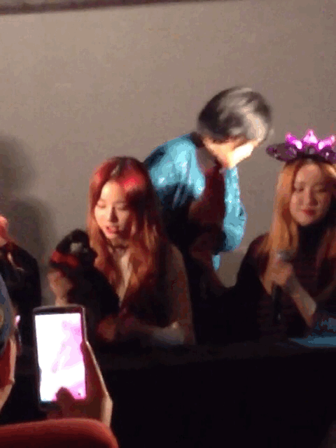 솔지의 수달 인형 스틸하는 혜린이.jpgif (이건 뭐야 ㅋㅋㅋㅋㅋㅋㅋㅋㅋㅋㅋㅋㅋㅋㅋㅋㅋㅋㅋㅋㅋㅋㅋ) | 인스티즈