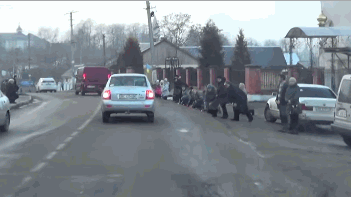 우크라이나 전사한 군인에 대한 시민들의 예우 | 인스티즈
