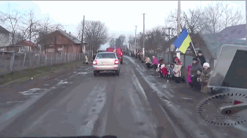 우크라이나 전사한 군인에 대한 시민들의 예우 | 인스티즈