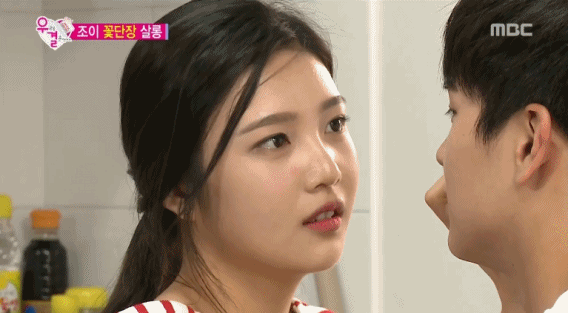 조이가 다가오니까 부끄러워하는 육성재.swf | 인스티즈