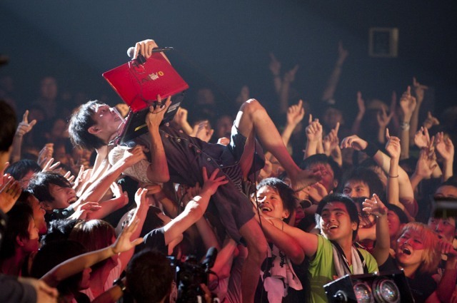 강 건너 싸움구경이 꿀잼아님?ㅋㅋㅋ 바다건너 일본 음악계 레전드 싸움 (혐오주의) | 인스티즈