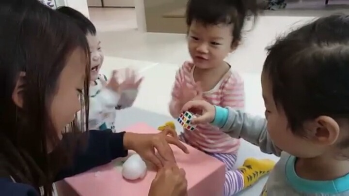 누나들 행동 따라하는 대박이 | 인스티즈