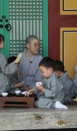 [슈퍼맨] 여스님에게 끼부리는 민국이 + 귀염터지는 삼둥이 GIF | 인스티즈