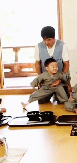 [슈퍼맨] 여스님에게 끼부리는 민국이 + 귀염터지는 삼둥이 GIF | 인스티즈