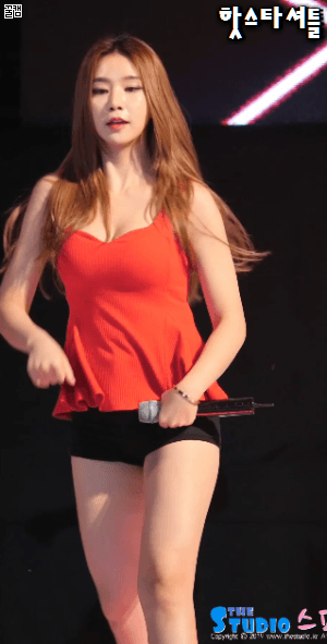 날씬하면서도 풍만한 몸매의 피에스타 차오루 | 인스티즈