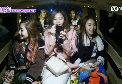 오늘자 트와이스 모모,쯔위의 사나 두루치기... | 인스티즈