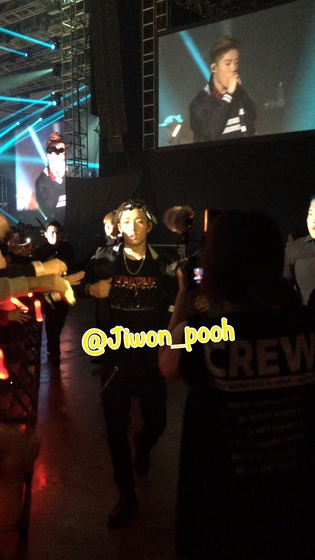 콘서트에 온 임산부팬에게 자켓을 걸쳐준 아이돌 | 인스티즈