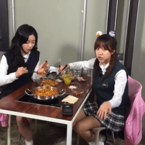 에이핑크) 오늘자 식신로드 페북 라이브 윤보미 호구컷 | 인스티즈