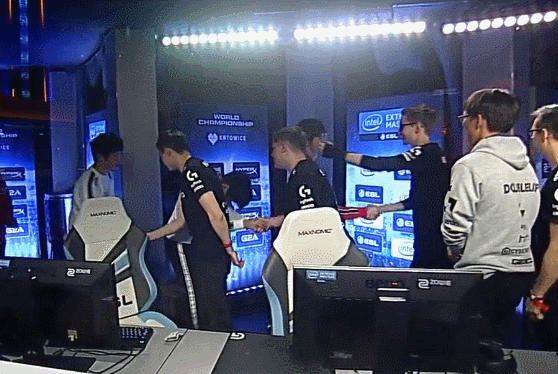 [LOL] 페이커랑만 포옹하고 싶었던 비역슨 | 인스티즈