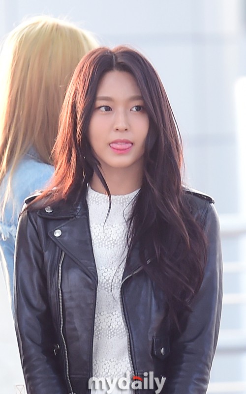 오늘자 설현 공항 | 인스티즈