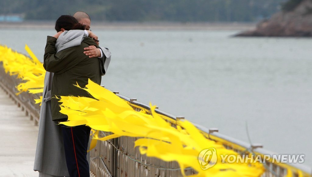 나의 사진 앞에 서 있는 그대, 제발 눈물을 멈춰요.jpg | 인스티즈