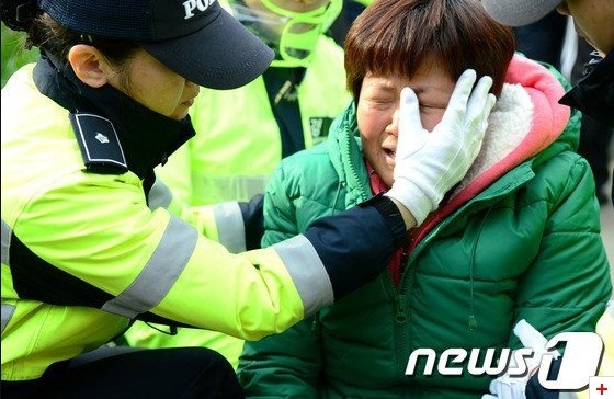 나의 사진 앞에 서 있는 그대, 제발 눈물을 멈춰요.jpg | 인스티즈