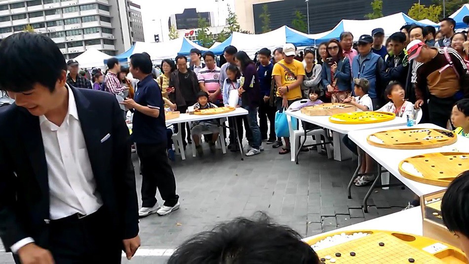 [이세돌] 거리에서 애기들이랑 바둑 두는 이세돌 (완전상큼ㅋㅋㅋ) | 인스티즈