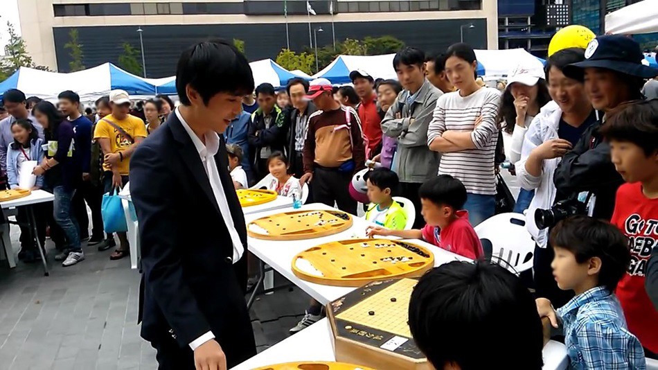 [이세돌] 거리에서 애기들이랑 바둑 두는 이세돌 (완전상큼ㅋㅋㅋ) | 인스티즈