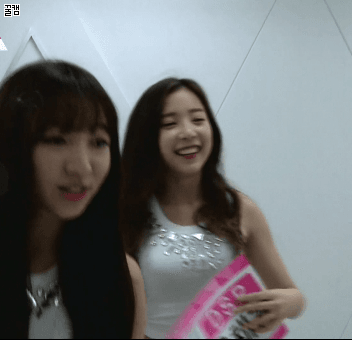 재미없게 노는 윤채경, 조시윤 | 인스티즈