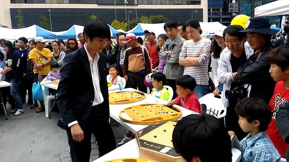 거리에서 아이들이랑 바둑두는 이세돌 | 인스티즈