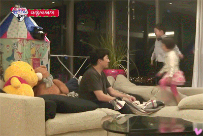 [슈퍼맨] 뜻밖의 케미돋았던 예비 딸바보 송일국과 사랑이.JPG | 인스티즈