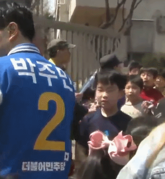 문재인에게 다가와 손 잡는 어린이 | 인스티즈