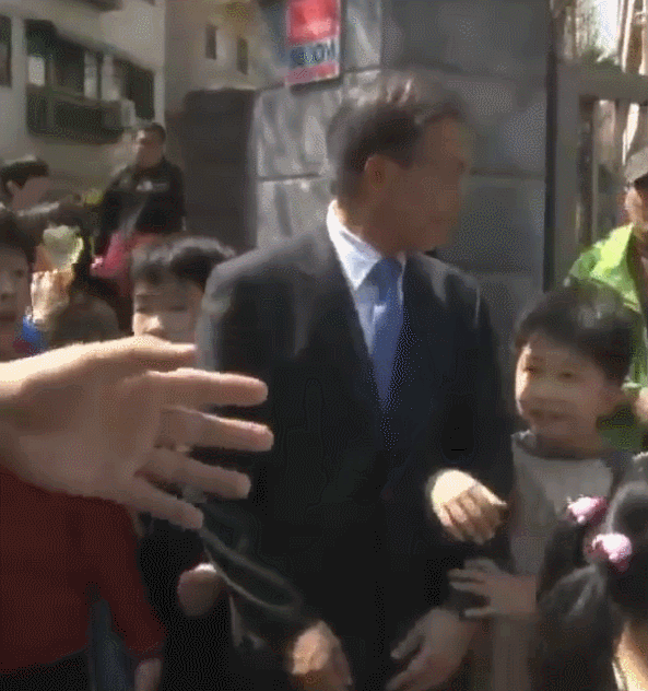 문재인에게 다가와 손 잡는 어린이 | 인스티즈