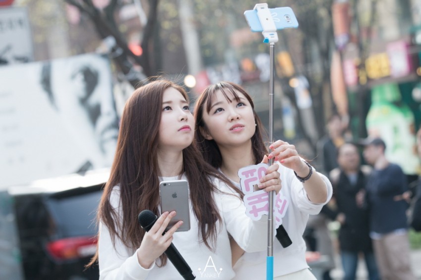 [프로듀스101] 오늘자 홍대 짧게 같은곳에서 불러보는 윤채경... | 인스티즈