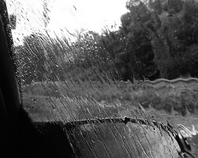 내리는 비에는 옷이 젖지만, 쏟아지는 그리움에는 마음이 젖는군요 | 인스티즈