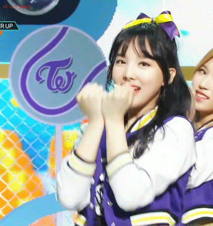 [트와이스] 오늘 뮤뱅에서 진짜 앵두 같았던 나연 움짤 | 인스티즈