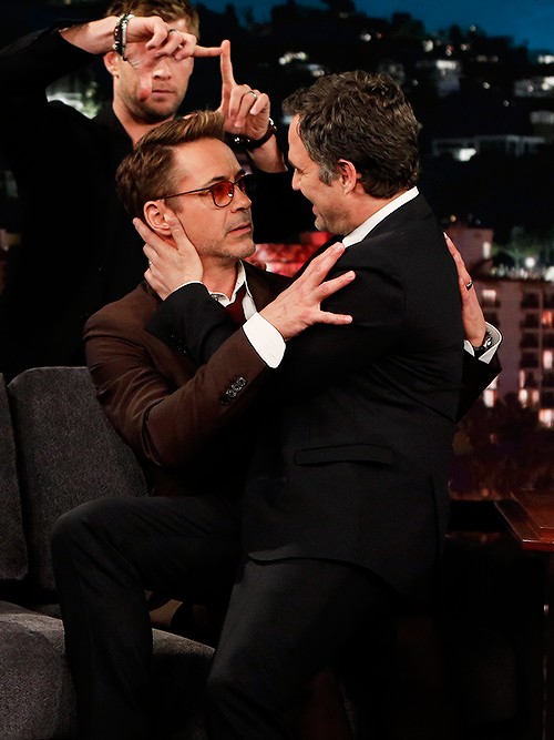 [지미키멜쇼] 방송에서 본인들 팬아트 짤 보는 어벤져스 멤버들(feat.싸이언스 브로.jpgif) | 인스티즈