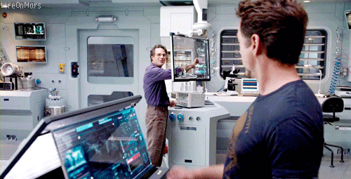 [지미키멜쇼] 방송에서 본인들 팬아트 짤 보는 어벤져스 멤버들(feat.싸이언스 브로.jpgif) | 인스티즈