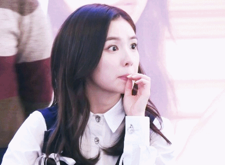 팬사인회에서 우는 팬 보고 당황한 아이린.gif | 인스티즈