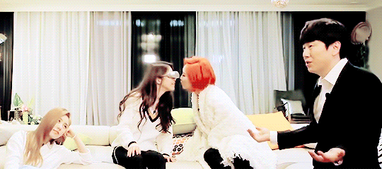 [마마무] 솔라 에게 기습 뽀뽀 하는 화사. gif | 인스티즈