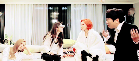 [마마무] 솔라 에게 기습 뽀뽀 하는 화사. gif | 인스티즈