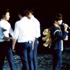 물을 못마시는 저주에 걸린듯한 아이도루.gif | 인스티즈