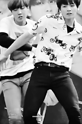 얼굴과 몸의 갭 차이가 큰듯한 아이돌 | 인스티즈