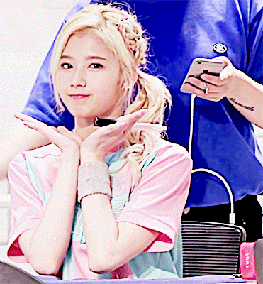 팬들한테 이쁜짓하다가 무대의상에 네임펜 묻힐뻔 한 사나 | 인스티즈