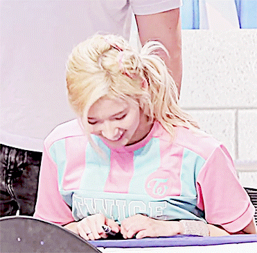 팬들한테 이쁜짓하다가 무대의상에 네임펜 묻힐뻔 한 사나 | 인스티즈