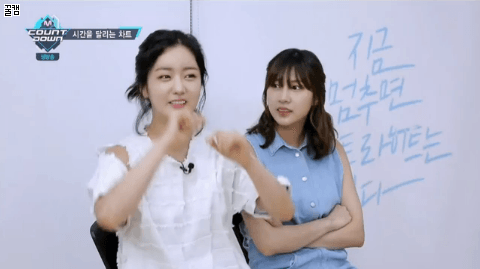 [에이핑크] 걸그룹 후배들에게 안무 가르치는 뽐선배와 하영선배.GIF | 인스티즈