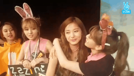 쯔위에게 뽀뽀 구걸하는 언니들 | 인스티즈