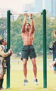 조 맹거니엘로, 코난 오브라이언에게 "스트립 댄스"를 가르쳐주다 (feat. 196cm 핫바디) | 인스티즈