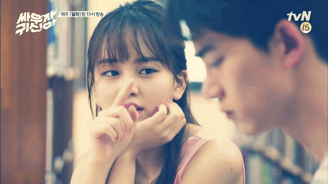 싸우자 귀신아 현지 귀여운 애교에 슬쩍 웃는 봉팔이 (김소현 옥택연) | 인스티즈