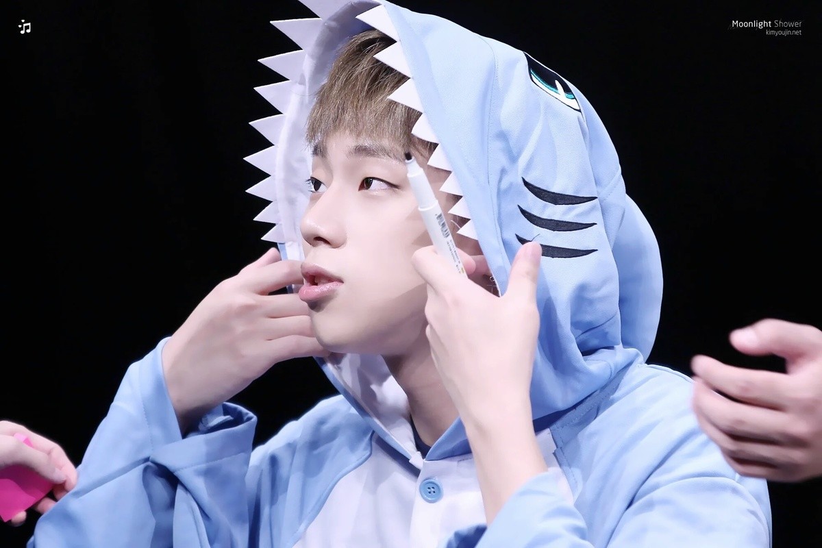 스탭을 바라보는 흔한 아이돌의 눈빛.gif | 인스티즈