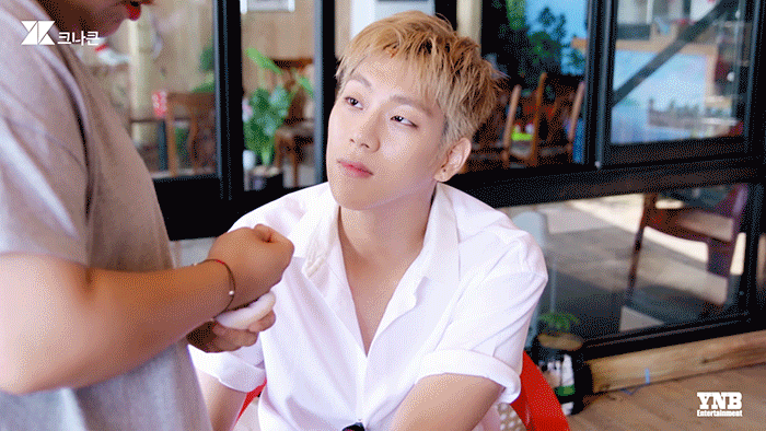 스탭을 바라보는 흔한 아이돌의 눈빛.gif | 인스티즈