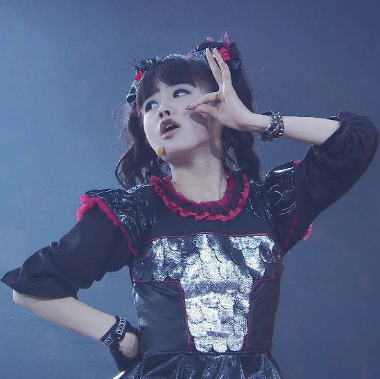 영국 웸블리에서 공연하는 여고생들 위엄.jpg | 인스티즈