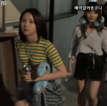 바로 눈 앞에 지나가는 채영이 | 인스티즈