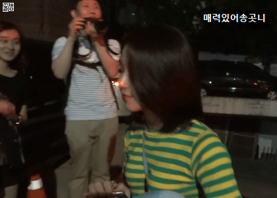 바로 눈 앞에 지나가는 채영이 | 인스티즈