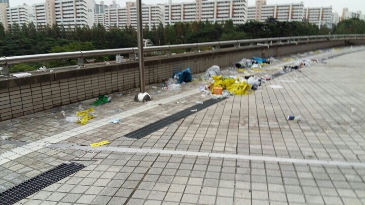 상암 쓰레기 사태에 관한 일부 빠순이들의 주장이 터무니 없는 이유 | 인스티즈