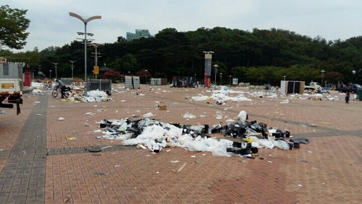 상암 쓰레기 사태에 관한 일부 빠순이들의 주장이 터무니 없는 이유 | 인스티즈